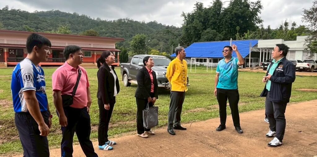 สพฐ. และสพป.เชียงใหม่ เขต 6 ลงพื้นที่ตรวจสอบอาคารเรียนอาคารประกอบ และสิ่งก่อสร้างอื่น ที่ชำรุดทรุดโทรม ที่ได้รับความเสียหายกรณีเหตุการณ์แผ่นดินไหว และมีสภาพชำรุดทรุดโทรมเนื่องจากใช้งานมาเป็นระยะเวลานาน ของโรงเรียนบ้านแม่แดดน้อย อำเภอกัลยาณิวัฒนา นำโดยนายสุนทร ทองสวัสดิ์ รองผู้อำนวยการสำนักงานเขตพื้นที่การศึกษาประถมศึกษาเขียงใหม่ เขต 6 นางสาวสิริลักษณ์ ศรีมณี ผู้อำนวยการกลุ่มนโยบายและแผน นางสาวนริศา หาญจริง นักวิเคราะห์นโยบายและแผนปฏิบัติการ สพป.เชียงใหม่ เขต 6 และทีมช่าง จากกลุ่มออกแบบและก่อสร้าง สพฐ. ประกอบด้วย นายพิชญ สติชอบ วิศวกรโยชำนาญการ นายปรีชา โยธี นายช่างโยธา นายพิชชานนท์ รมย์นุกล สถาปนิกปฏิบัติการ โดยมีนางสาวนันทยา วงศ์ชัย ผู้อำนวยการโรงเรียนบ้านแม่แดดน้อย ให้การต้อนรับ และให้รายละเอียดของข้อมูลแก่คณะฯ ทั้งนี้เพื่อให้โรงเรียนเกิดความปลอดภัยต่อการใช้งานอาคารเรียน อาคารประอบ และสิ่งก่อสร้างอื่น และจัดทำแบบรูปรายการในการปรับปรุงซ่อมแซมช่วยเหลือโรงเรียนต่อไป ณ โรงเรียนบ้านแม่แดดน้อย อำเภอกัลยาณิวัฒนา จังหวัดเชียงใหม่