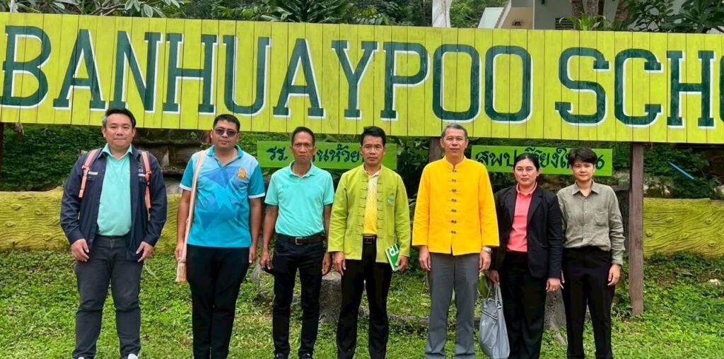 สพฐ. และสพป.เชียงใหม่ เขต 6 ลงพื้นที่ตรวจสอบอาคารเรียนอาคารประกอบ และสิ่งก่อสร้างอื่น ที่ชำรุดทรุดโทรม ที่ได้รับความเสียหายกรณีเหตุการณ์แผ่นดินไหว และมีสภาพชำรุดทรุดโทรมเนื่องจากใช้งานมาเป็นระยะเวลานาน ของโรงเรียนบ้านห้วยปู อำเภอกัลยาณิวัฒนา นำโดยนายสุนทร ทองสวัสดิ์ รองผู้อำนวยการสำนักงานเขตพื้นที่การศึกษาประถมศึกษาเขียงใหม่ เขต 6 นางสาวสิริลักษณ์ ศรีมณี ผู้อำนวยการกลุ่มนโยบายและแผน นางสาวนริศา หาญจริง นักวิเคราะห์นโยบายและแผนปฏิบัติการ สพป.เชียงใหม่ เขต 6 และทีมช่าง จากกลุ่มออกแบบและก่อสร้าง สพฐ. ประกอบด้วย นายพิชญ สติชอบ วิศวกรโยชำนาญการ นายปรีชา โยธี นายช่างโยธา นายพิชชานนท์ รมย์นุกล สถาปนิกปฏิบัติการ โดยมีนายรพีพัฒน์ รักทุ่งรวงทอง ผู้อำนวยการโรงเรียนบ้านห้วยปู ให้การต้อนรับและให้รายละเอียดของข้อมูลแก่คณะฯ ทั้งนี้เพื่อให้โรงเรียนเกิดความปลอดภัยต่อการใช้งานอาคารเรียน อาคารประอบ และสิ่งก่อสร้างอื่น และจัดทำแบบรูปรายการในการปรับปรุงซ่อมแซมช่วยเหลือโรงเรียนต่อไป ณ โรงเรียนบ้านห้วยปู อำเภอกัลยาณิวัฒนา จังหวัดเชียงใหม่